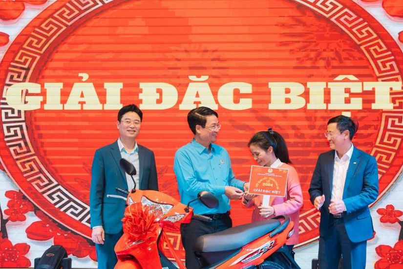 Mr. Le Phan Linh - Chairman of the Vietnam National Shipping Lines Trade Union - presented awards to female union members. Photo: Vietnam Maritime Export Processing Company Trade Union