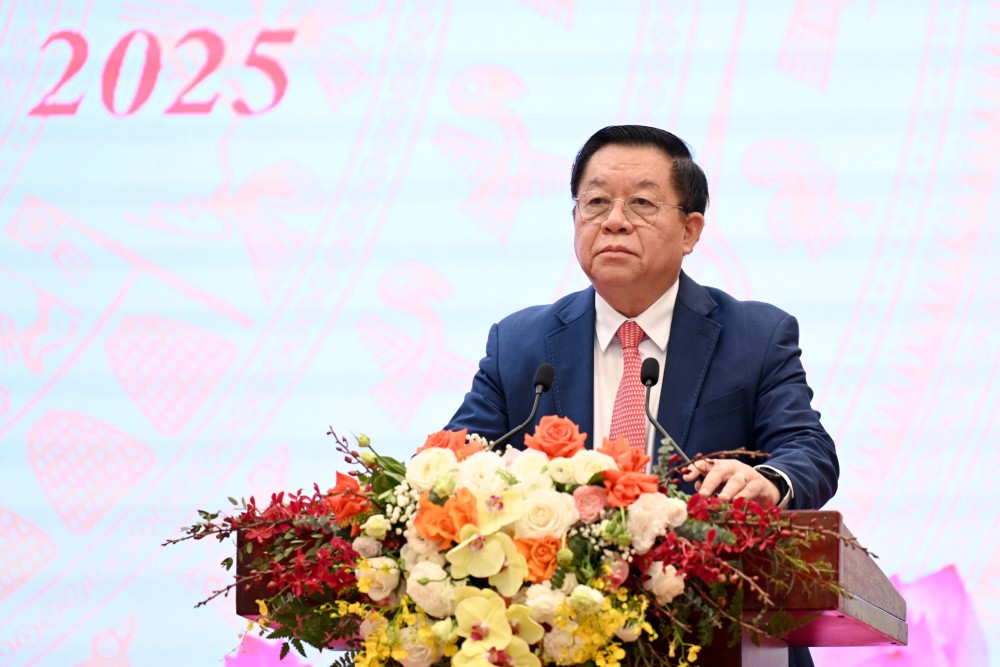 Head of the Central Propaganda and Mass Mobilization Committee Nguyen Trong Nghia mentioned the requirement to continue to innovate and build the organization of theoretical agencies in the direction of streamlining, compactness and strength. Photo: Ai Van
