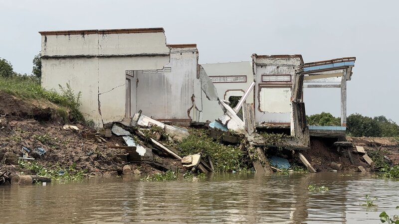 People in Thanh Long Islet stay up all night worried about landslides. Photo: Hoang Loc