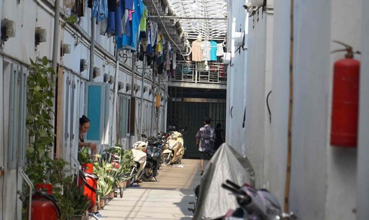 Bên trong khu trọ của ông Nguyễn Thành Tâm (quận 12, TPHCM) đều trang bị các bình chữa cháy tại các phòng. Ảnh: Minh Tâm