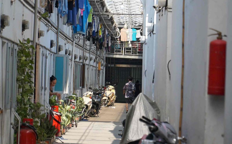 Inside the boarding house of Mr. Nguyen Thanh Tam (District 12, Ho Chi Minh City), fire extinguishers are equipped in the rooms. Photo: Minh Tam