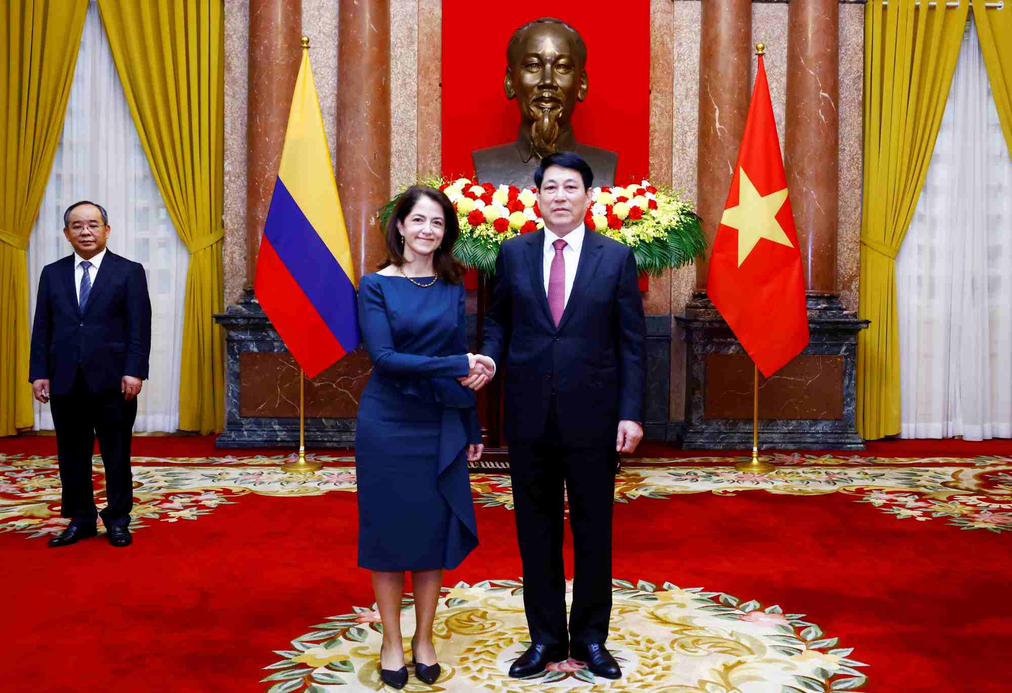 Politburo member and President Luong Cuong and Colombian Ambassador Camila Maria Polo Florez at the ceremony to present the National Flag. Photo: VNA