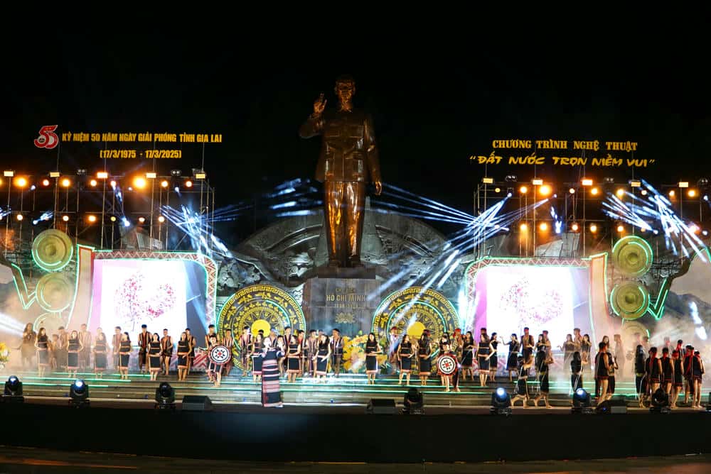 The art program in the 50th anniversary of Liberation Day attracted thousands of viewers. Photo: Thanh Tuan