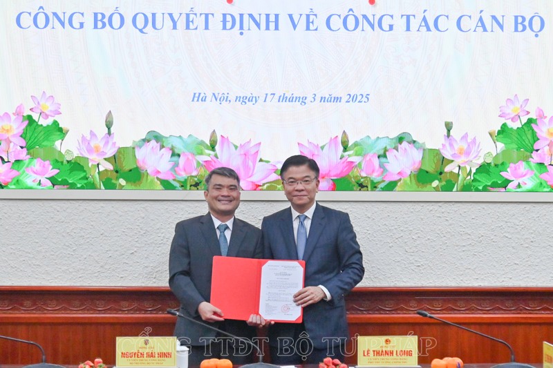 Deputy Prime Minister Le Thanh Long (right) presented the decision to appoint Deputy Minister of Justice Nguyen Thanh Tu. Photo: Ministry of Justice
