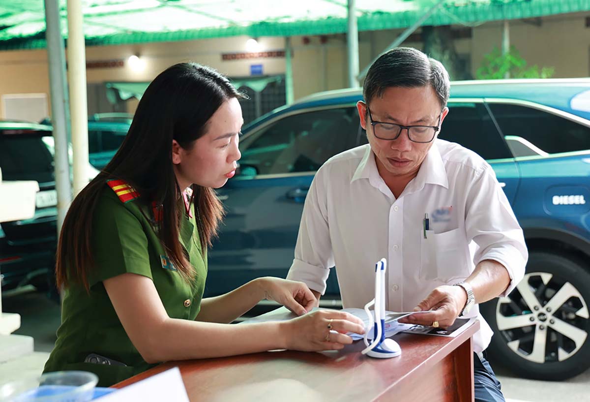 Ho Chi Minh City residents have the convenience of changing their driving licenses in the ward. Photo: Anh Tu