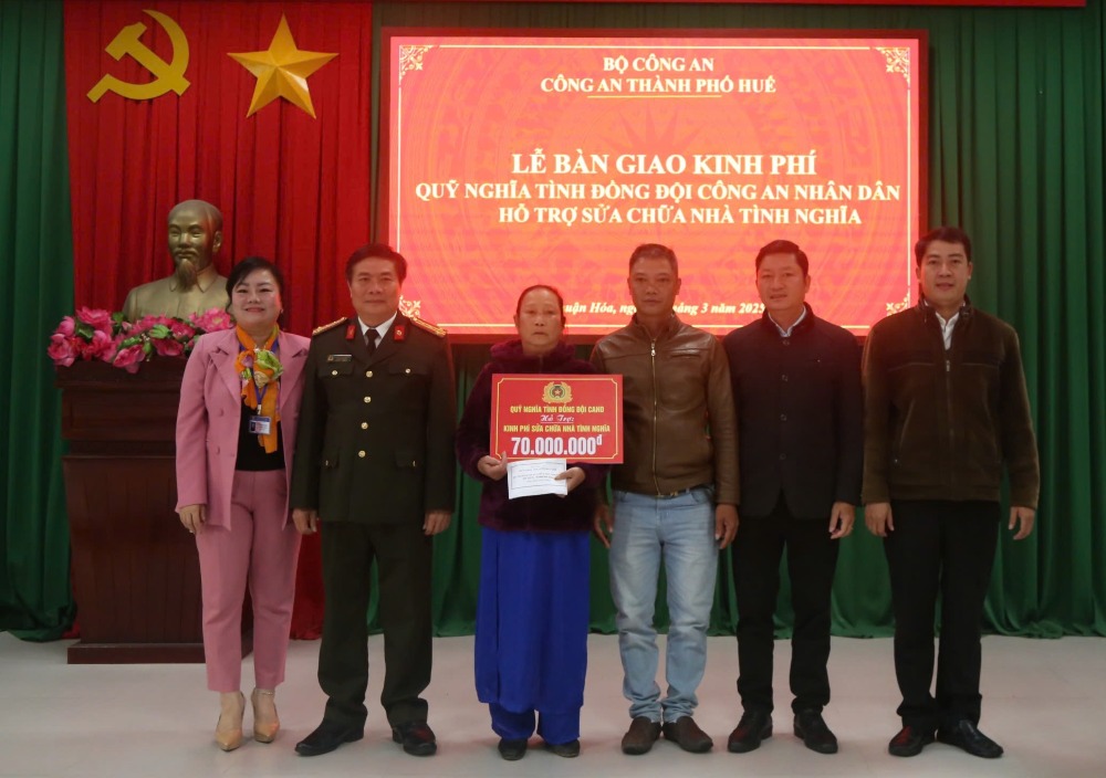 Hue City Police presented financial support to repair the martyrs' honor church. Photo: Tran Hong.