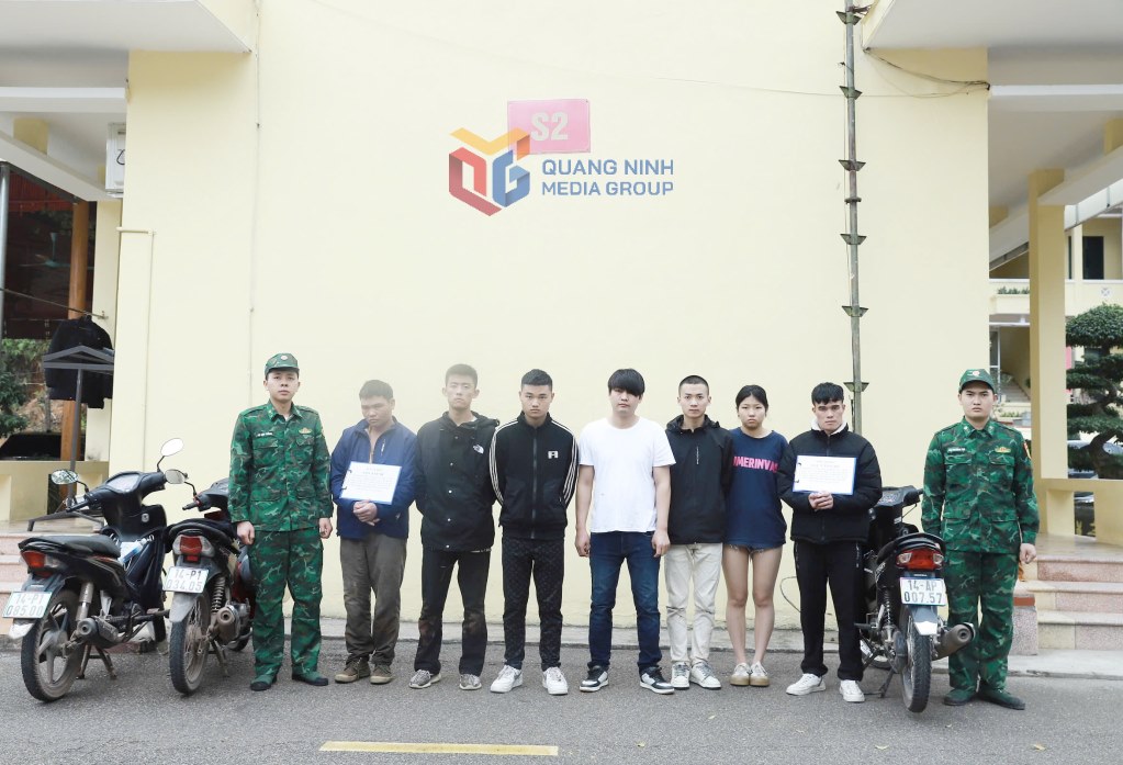 Các đối tượng đưa dẫn và xuất cảnh trái phép bị Bộ đội Biên phòng tỉnh Quảng Ninh bắt giữ. Ảnh: Bộ đội Biên phòng tỉnh Quảng Ninh.