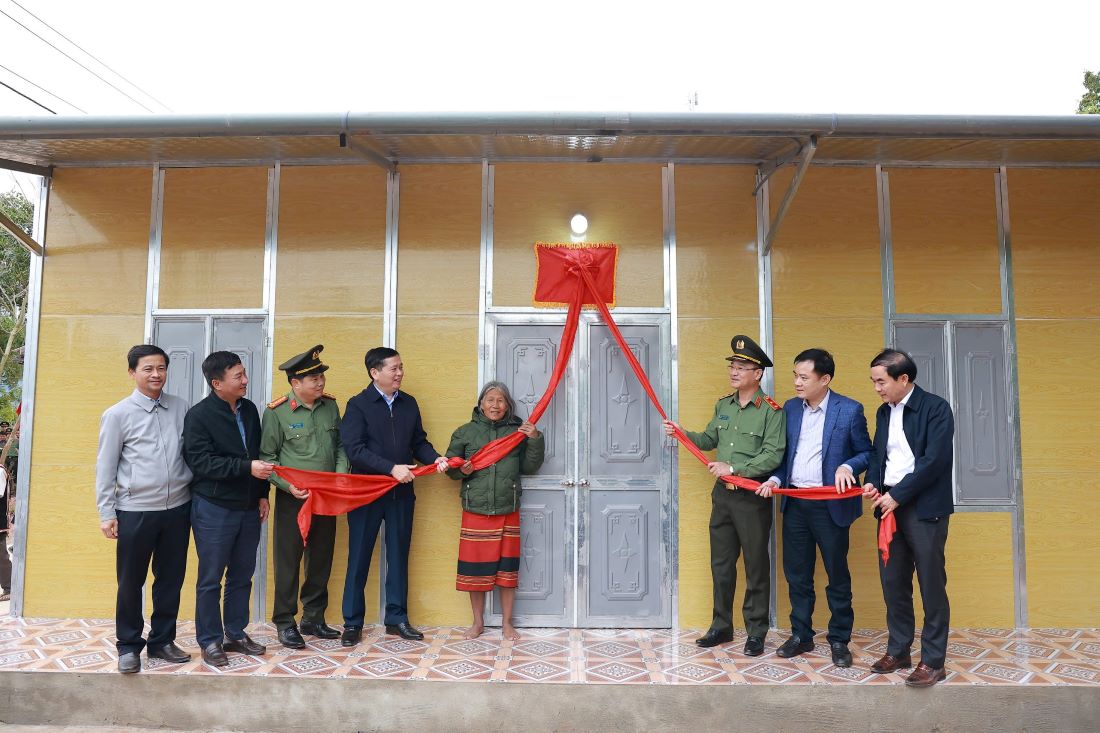 The Ministry of Public Security coordinated to organize the inauguration ceremony and hand over houses to the poor that had just been built to the people. Photo: Quang Tri Police