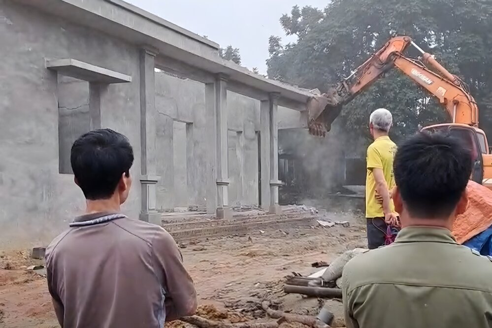 A cultural house in Minh Tan commune, Cam Khe district (Phu Tho) was demolished. Photo cut from the clip.