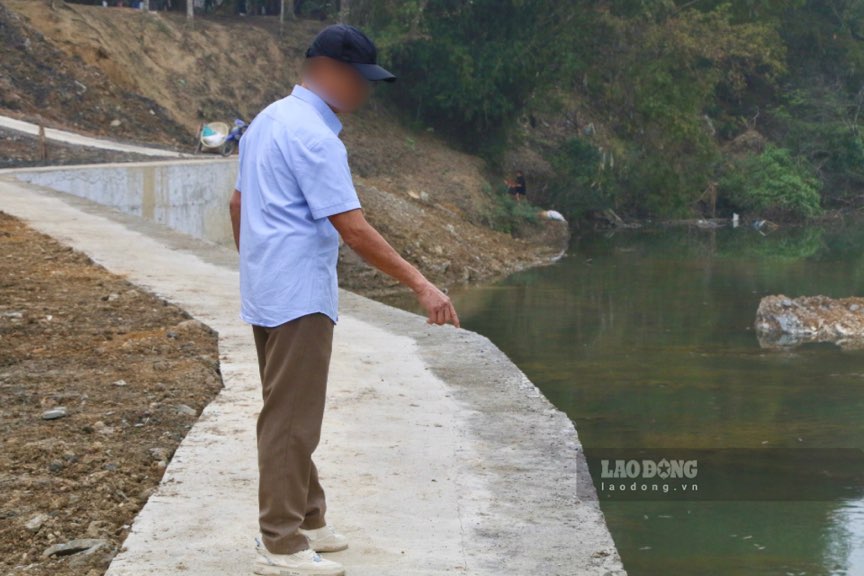 Bờ kè chống sạt lở đoạn qua tổ 2, thị trấn Đồng Tâm (Chợ Mới, Bắc Kạn) chưa có lan can, tiềm ẩn nguy cơ mất an toàn. Ảnh: Nguyễn Hoàn.