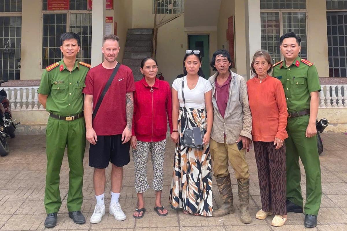 After just over 2 hours, Hoa Hiep Commune Police helped Ms. Kim Hong (in white shirt) find her missing family of 27 years. Photo: Provided by the police