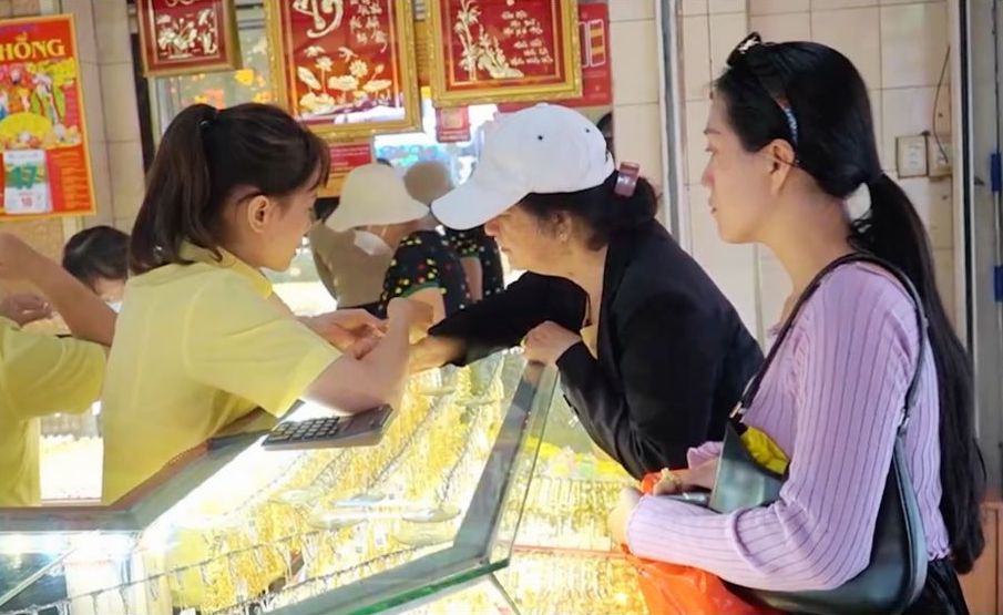 Gold price is nearly 97 million, people make 5 times more profit after 17 years. Photo: Ngoc Le
