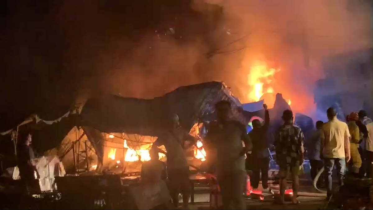 A large fire broke out in a row of stalls at Thanh Da market, with smoke and fire.