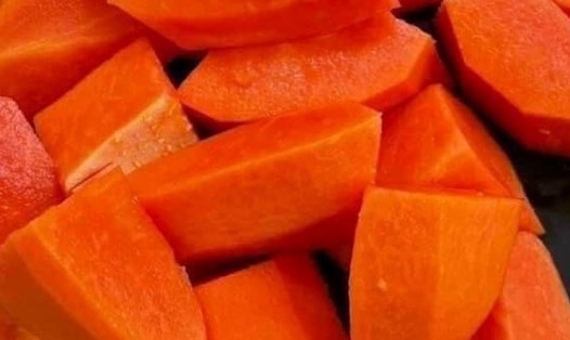 Ăn đu đủ đúng cách để bổ sung canxi hiệu quả. Ảnh: Kiều Vũ