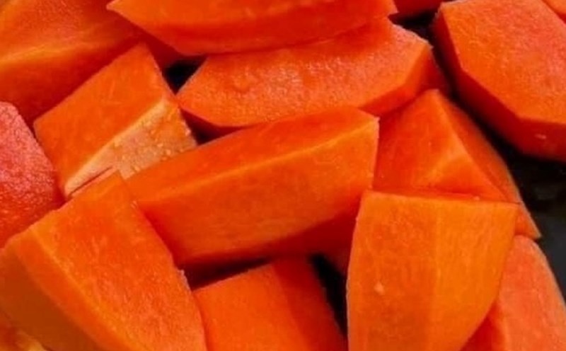 Eat papaya properly to effectively supplement calcium. Photo: Kieu Vu