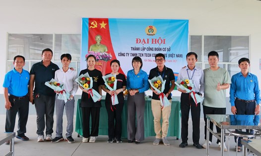 Bà Nguyễn Thị Kim Liên, Ủy viên Đoàn Chủ tịch Tổng LĐLĐ Việt Nam, Chủ tịch Công đoàn Khu kinh tế Tây Ninh tặng hoa chúc mừng Ban Chấp hành CĐCS Công ty TNHH Ten Tech Composite Việt Nam. Ảnh: Quốc Huy