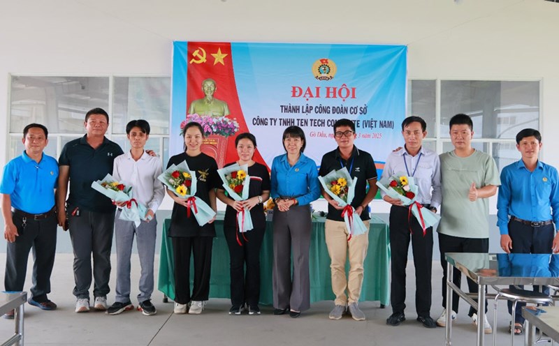 Ms. Nguyen Thi Kim Lien, member of the Presidium of the Vietnam General Confederation of Labor, President of the Tay Ninh Economic Zone Trade Union, presented flowers to congratulate the Executive Committee of the Trade Union of Ten Tech composite Vietnam Co., Ltd. Photo: Quoc Huy