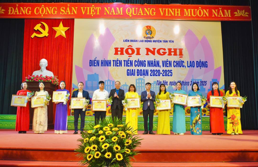 Leaders of the Bac Giang Provincial Labor Federation commended advanced models. Photo: Tan Yen District Labor Federation