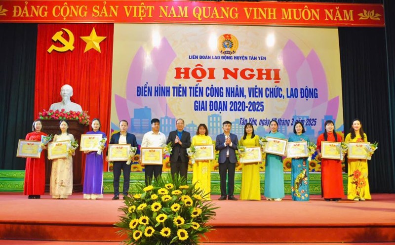 Leaders of the Bac Giang Provincial Labor Federation commended advanced models. Photo: Tan Yen District Labor Federation