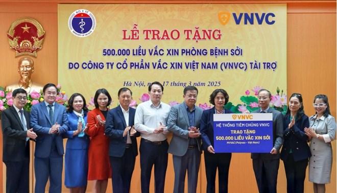 Hệ thống tiêm chủng VNVC tặng Bộ Y tế nửa triệu liều vaccine sởi