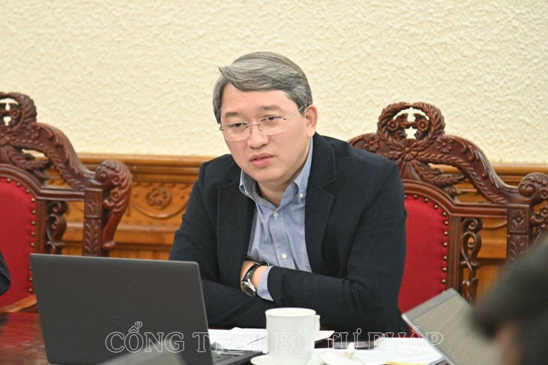 Minister Nguyen Hai Ninh directed the application of AI in examining legal documents. Photo: Ministry of Justice