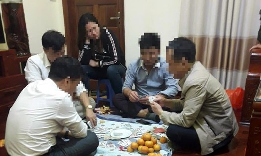 Hình ảnh xuất hiện trên mạng xã hội được cho là một số lãnh đạo xã Long Châu (Yên Phong, Bắc Ninh) đánh bài ăn tiền.