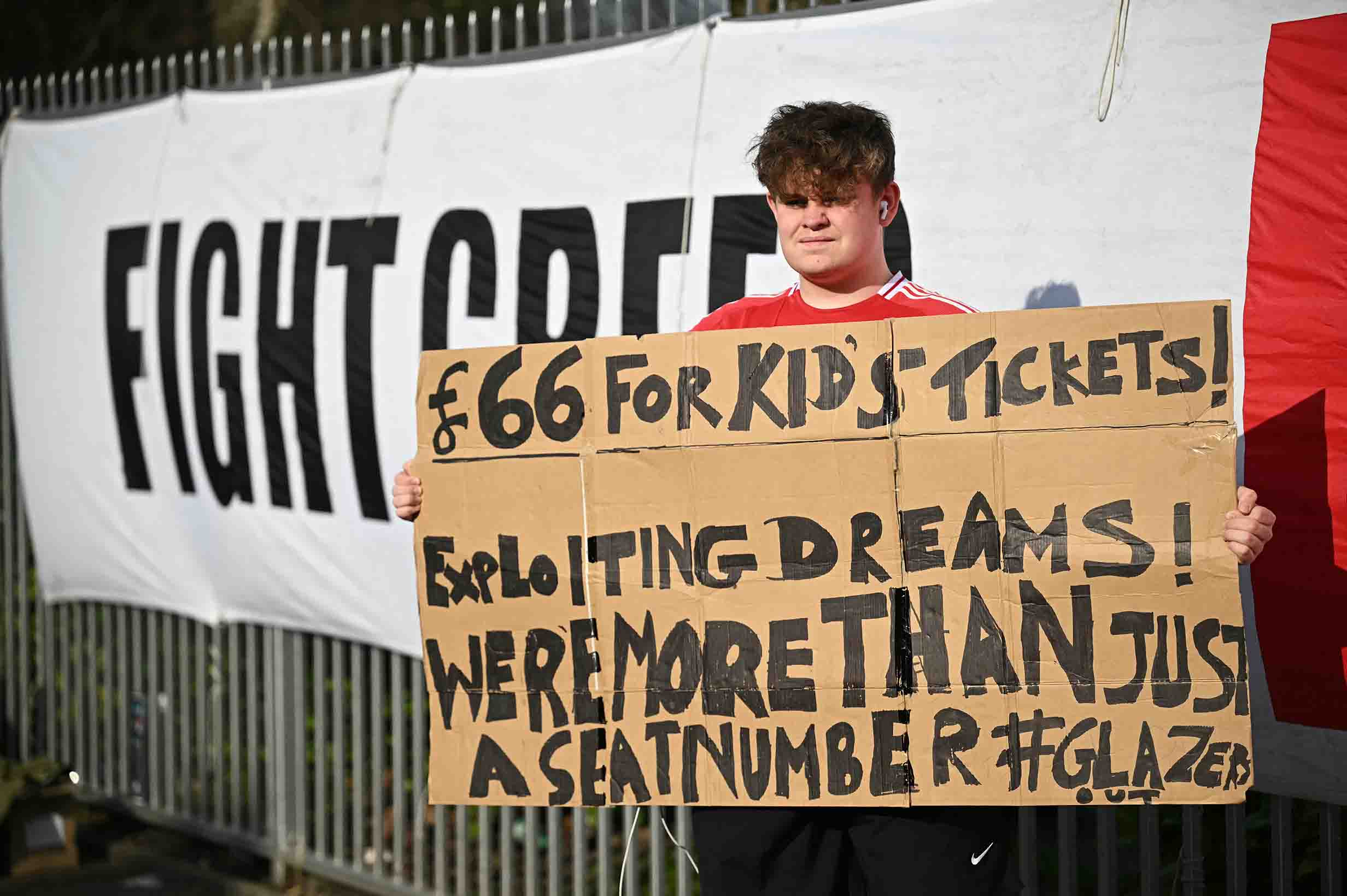 A young Man United fan opposes raising ticket prices to £66. Photo: AFP