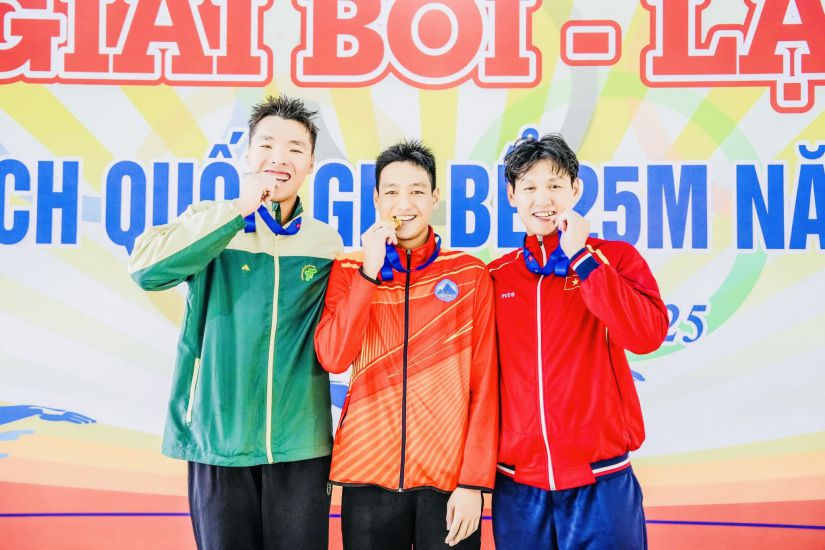 swimmer Tran Van Nguyen Quoc (middle). Photo: Vietnam Water Sports Association