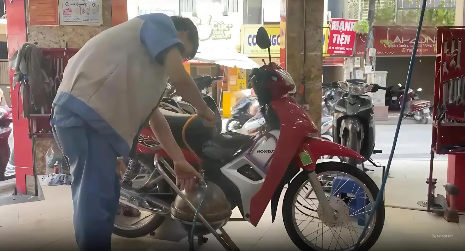 People are waiting for the roadmap for motorbike emission inspection. Photo: Hai Danh