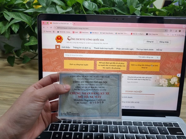 El nuevo formulario de registro de moto eliminara informacion sobre la policia del distrito como antes. Foto: Xuyen Dong