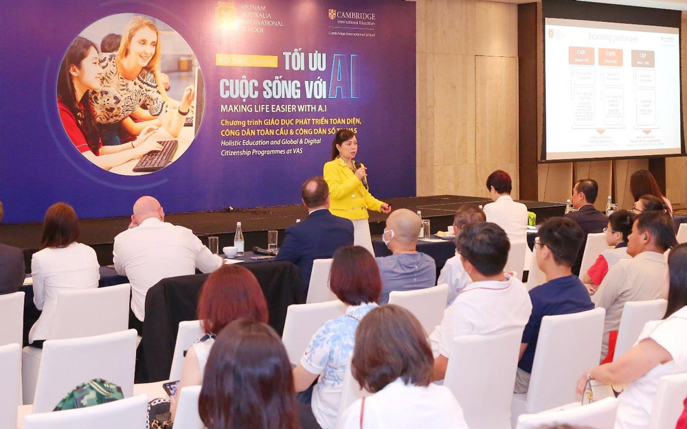 Ms. Nguyen Thi Thanh Xuan - Principal of the Vietnam-Australia International School System (VAS) shared at the workshop. Photo: Provided by the enterprise