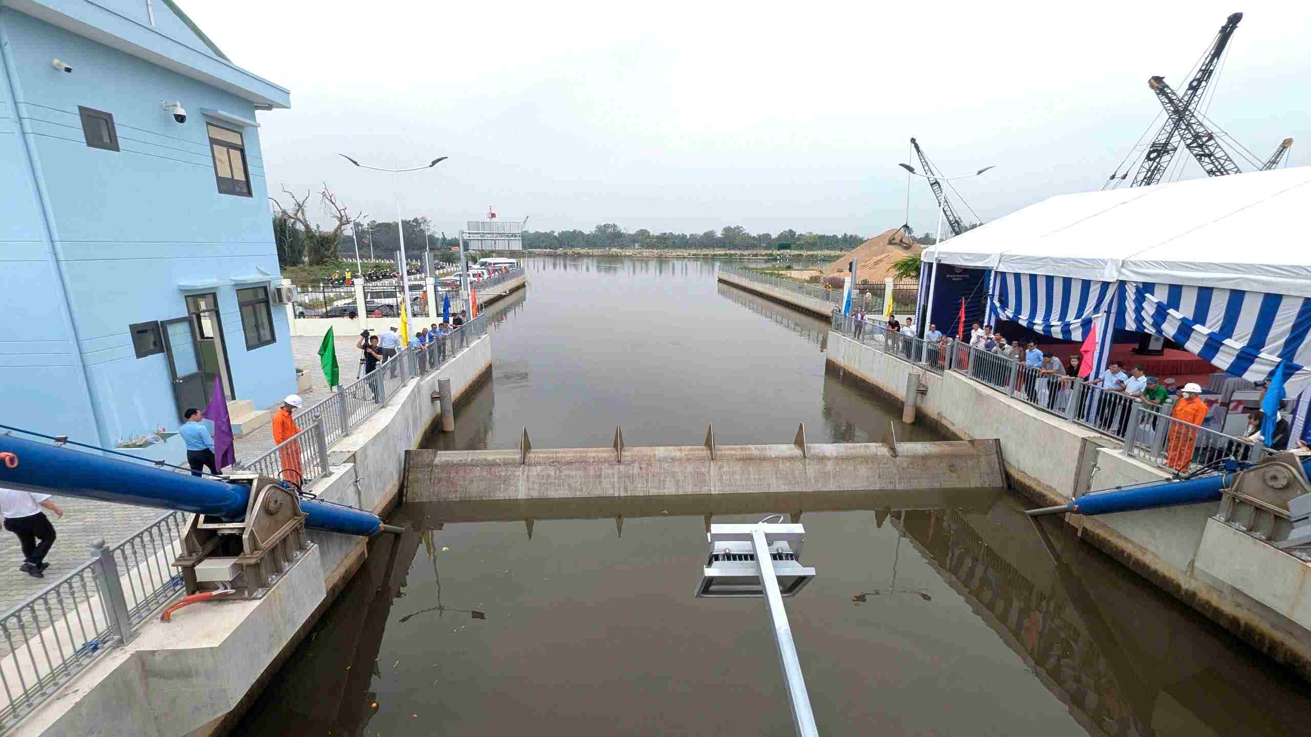 Du an xay dung bo bao va cong ngan trieu Cau Sap chinh thuc van hanh.  Anh: Anh Tu