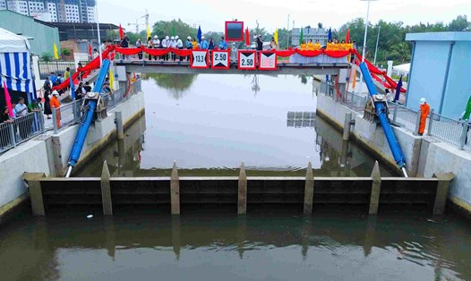 Cống ngăn triều trên rạch Cầu Sập (Quận 8, TPHCM).  Ảnh: Anh Tú