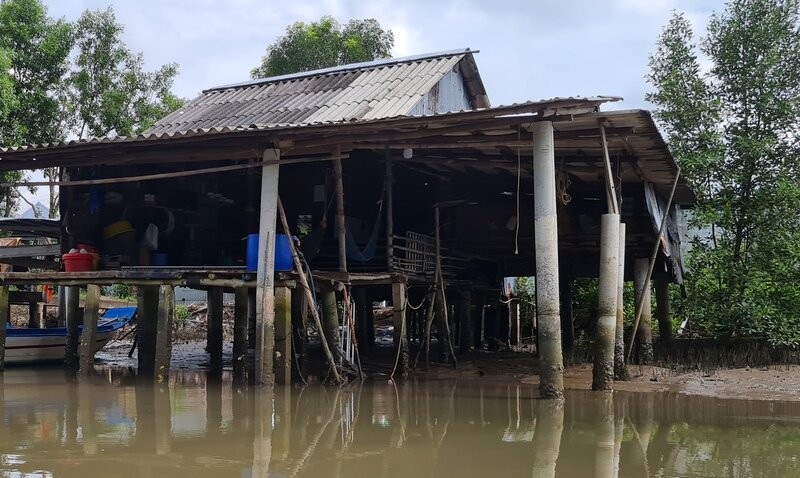 People in Ca Mau living along the river have not paid attention to hygienic shops. Photo: Nhat Ho