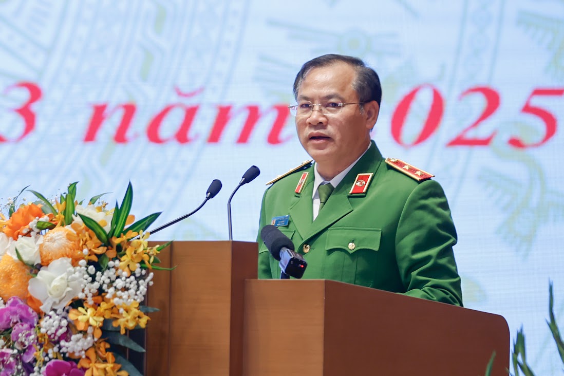 Deputy Minister of Public Security Nguyen Van Long proposed to pilot the reduction of the content of marriage registration documents in vehicle sales. Photo: Nhat Bac/VGP