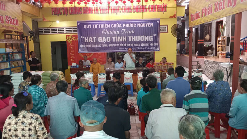 Tra On gives 100 monthly rice books to support the poor. Photo: TTVH Tra On