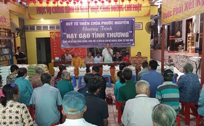 Tra On gives 100 monthly rice books to support the poor. Photo: TTVH Tra On