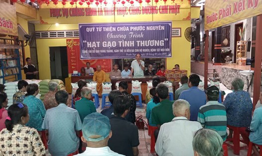 Trà Ôn trao 100 sổ gạo hàng tháng hỗ trợ người nghèo. Ảnh: TTVH Trà Ôn