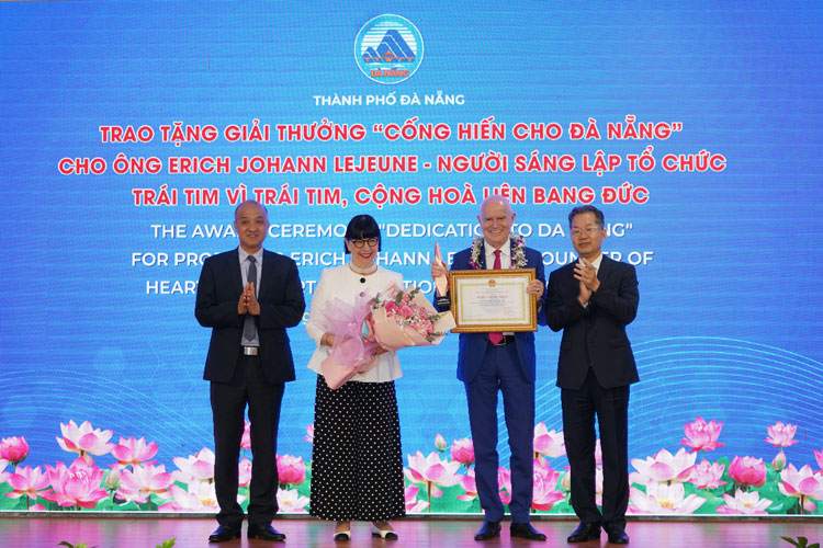 Da Nang presented awards to people who have contributed to helping thousands of children receive congenital heart intervention. Photo: Nguyen Thi