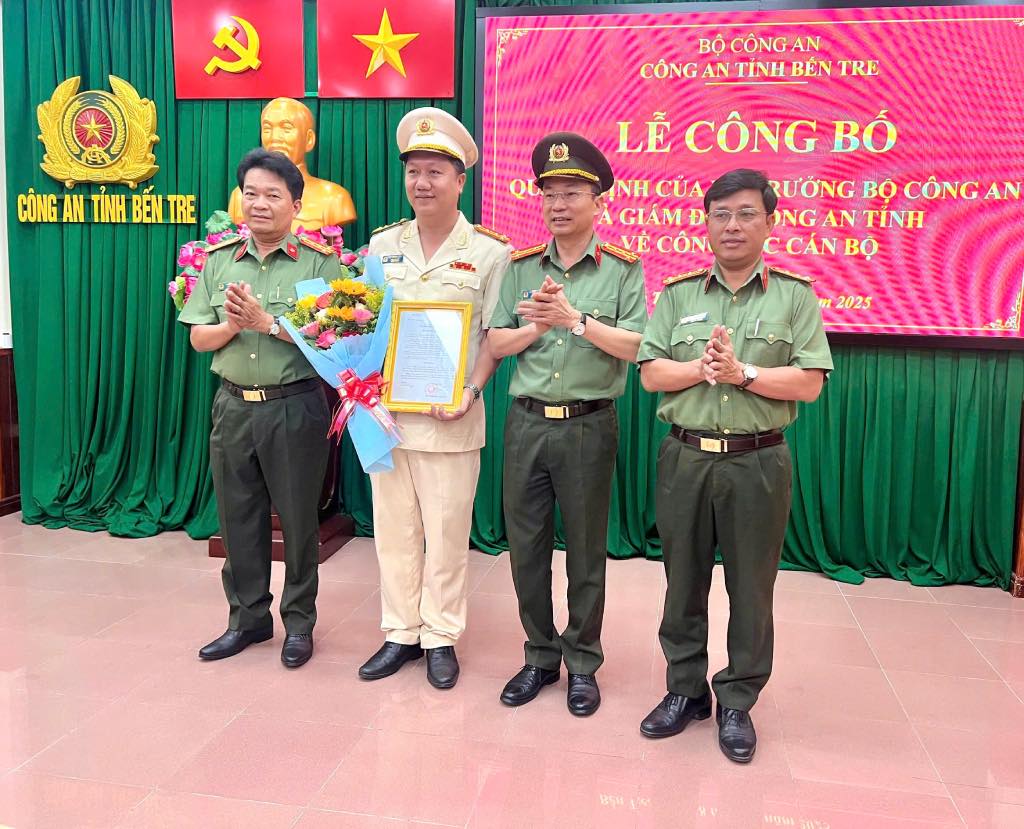 Ban Giam doc Cong an tinh Ben Tre - chuc mung dong chi Nguyen Van Hanh - Pho Giam doc Cong an tinh Ben Tre duoc 