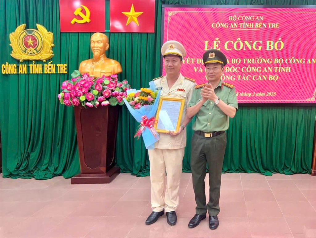 Dai ta Truong Son Lam - Giam doc Cong an tinh Ben Tre - trao