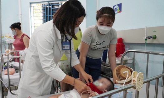 Trẻ nhập viện do mắc sởi.