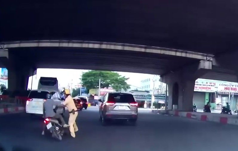 Hinh anh camera ghi lai canh CSGT ra lenh nguoi vi pham dung xe va bi te nga sau do o TP Thu Duc. Anh: Cat tu clip