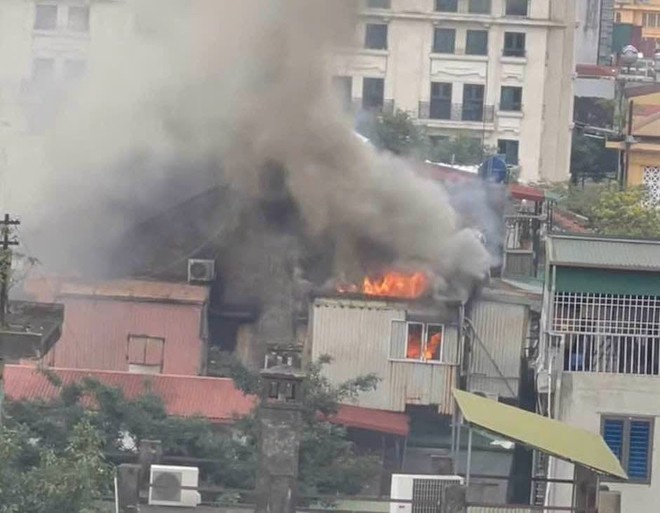 Fire at the apartment complex at 11 Vong Duc Street (Hoan Kiem). Photo: D. Tuan