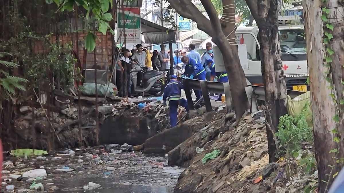 Scene of the discovery of a woman's body in a canal in District 6, Ho Chi Minh City. Photo: Dong Hoang