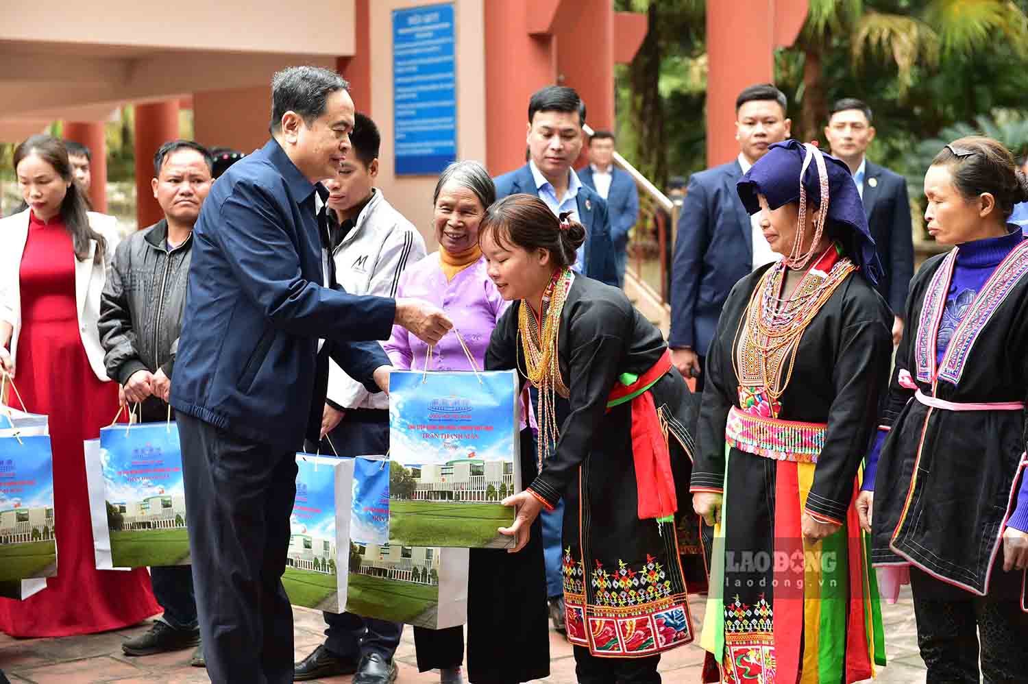 National Assembly Chairman Tran Thanh Man presented gifts to poor households in Trung Yen commune, Son Duong district. Photo: Viet Bac.