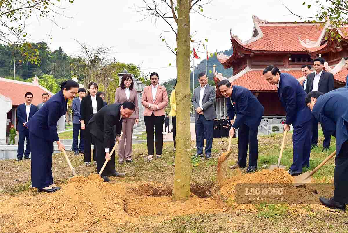 Chủ tịch Quốc hội cùng đoàn công tác trồng cây lưu niệm tại Khu di tích quốc gia đặc biệt Tân Trào. Ảnh: Việt Bắc.