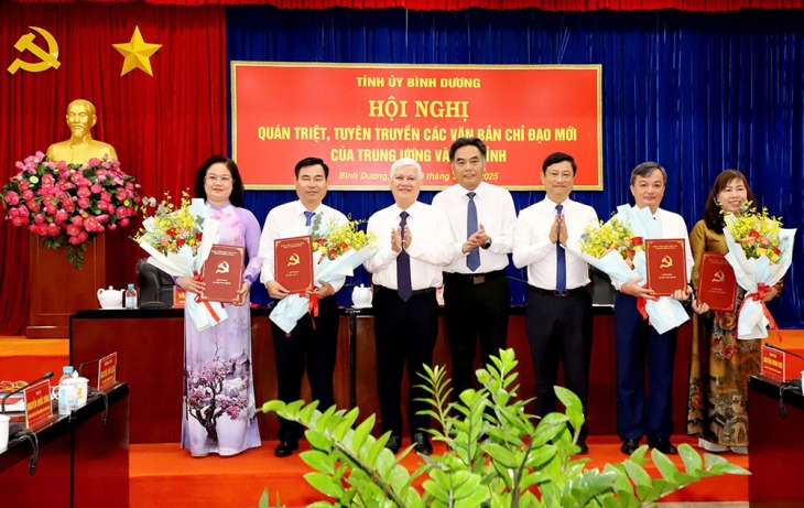 Binh Duong provincial leaders presented the Central Government's decisions on personnel work in Binh Duong. Photo: Mai Xuan