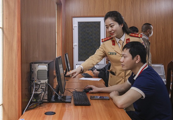 When there are no more district police, people register their vehicles at commune police. Photo: Duc Anh