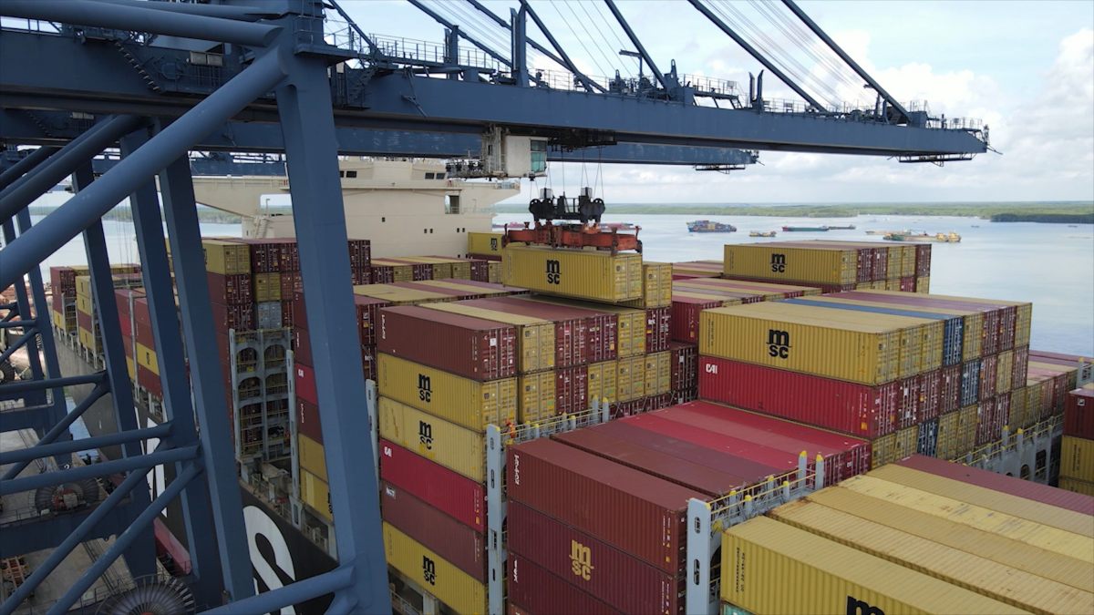Unloading containers at the seaport in Cai Mep - Thi Vai area. Photo: Xuan Truong